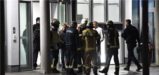 Warum wurde Fritz von Weizsäcker erstochen? Feuerwehrleute, Polizisten und medizinisches Personal stehen nach der tödlichen Messerattacke auf Fritz von Weizsäcker vor der Schlosspark-Klinik in Berlin.