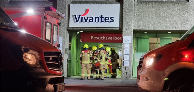 Feuer in Urban-Krankenhaus Berlin: Brandstifter zündete zwei Betten an Feuerwehrleute sind am Klinikum am Urban im Einsatz. In Berlin-Kreuzberg ist es in der Nacht zu Montag zu einem Brand in einem Krankenhaus gekommen.