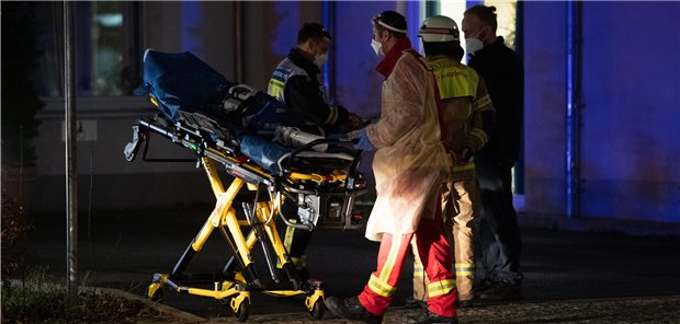 Corona-Gefahr in Heimen nicht gebannt Feuerwehrleute stehen am Sonntag vor einem Seniorenheim im Berliner Stadtteil Biesdorf. Nach positiven Coronatests bei einigen Patienten wurden diese in Krankenhäuser gebracht. Patientenschützer mahnen zu mehr Schutz der Einrichtungen.