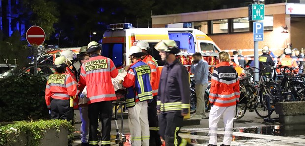 Ruf nach mehr Brandschutz in Kliniken Feuerwehrleute und eine Notärztin kümmern sich nach einem Brand im Marien Hospital in Düsseldorf um die Verletzten. Bei dem Brand ist ein Mensch ums Leben gekommen.