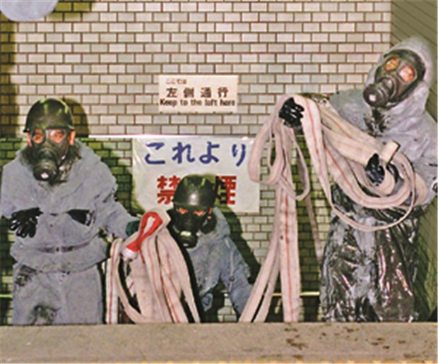 Was Japan aus dem Sarin-Anschlag gelernt hat Feuerwehrmänner mit Gasmasken und Schutzanzügen kommen am 21. März 1995 nach der Dekontaminierung aus der Tokioter U-Bahn.