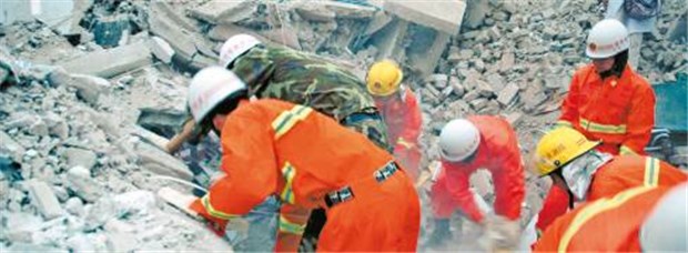 Nach dem schweren Beben läuft in China die Hilfe an Feuerwehrmänner suchen unter den Trümmern einer Grundschule in der Nähe von Chongqing nach Überlebenden.