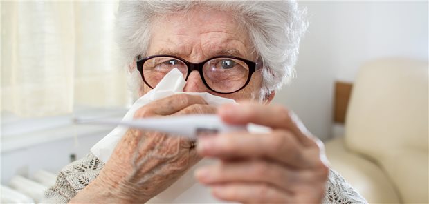 Fieber und schwere Erkältungssymptome: Das spricht in der Grippesaison für Influenza (Symbolbild mit Fotomodell).