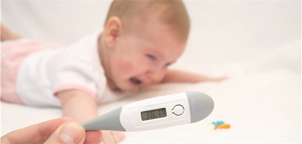 Großes Blutbild klärt nicht den Bakteriämie-Verdacht Fieberndes Baby: Marker für eine bakterielle Infektion könnte der CRP-Wert sein.
