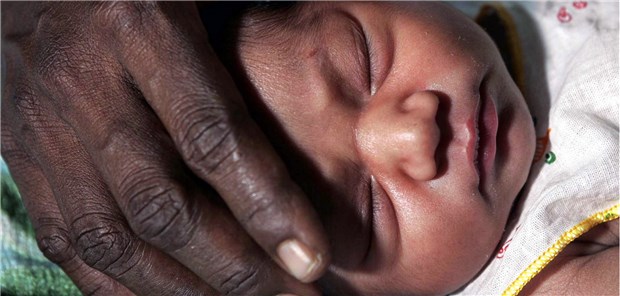 Mütter- und Kindersterblichkeit auf globalem Tiefstand Fieberprüfung bei Baby: Die Kindersterblichkeit geht zurück.