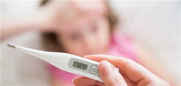 Fieberschübe sind typisch für familiäres Mittelmeerfieber. Sie können begleitet sein von Schmerzen im Bauch, in Brust oder Gelenken.