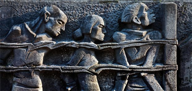 Figuren auf dem Mahnmal in Bittermark. Die Gedenkstätte im Süden Dortmunds erinnert an eine Massenhinrichtung im März 1945.