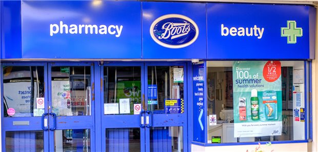 Filiale der Apothekenkette Boots in Großbritannien. Werden hier schon im Januar bisher verordnungspflichtige Medikamente ohne ärztliche Verschreibung an Patientinnen und Patienten von Apothekerinnen und Apothekern verordnet und ausgegeben?