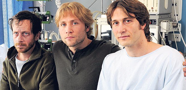 Warum der 'Blutgeld'-Film einen Skandal nicht erklärt Filmszene: Stefan, Ralf und Thomas S. sind Bluter. Die Hoffnung auf ein normales Leben wird durch verseuchtes Faktor-VIII zerstört.