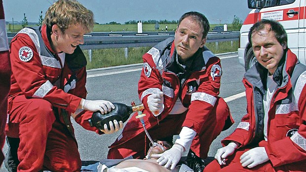 Das Drama einer ganzen Ärztegeneration Filmszene aus "Drei Patienten": Durch die Überforderung in Notfallsituationen klammern sich die jungen Ärzte immer öfter blind an Vorschriften.