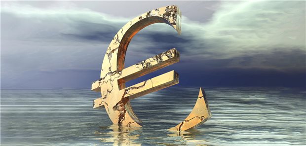 Eurozeichen versinkt im Meer