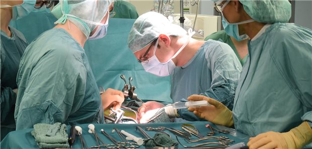 Nephrologen pro Widerspruchsregelung – aber unschlüssig bei Herztod-Kriterium Findet aus Sicht der Nephrologen viel zu selten in Deutschland statt, mangels Organen: Nierentransplantation.