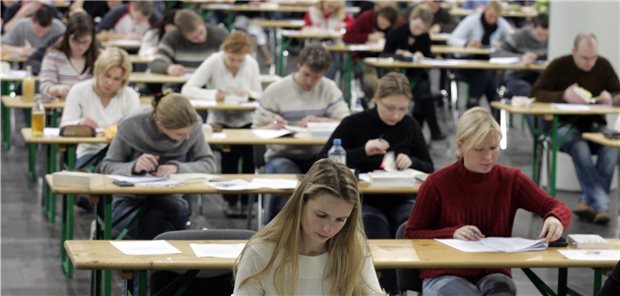 MB und Medizinstudenten mahnen einheitliche Durchführung der M2-Prüfung an Findet das schriftliche Examen doch noch statt? Das entscheiden nun die Länder.