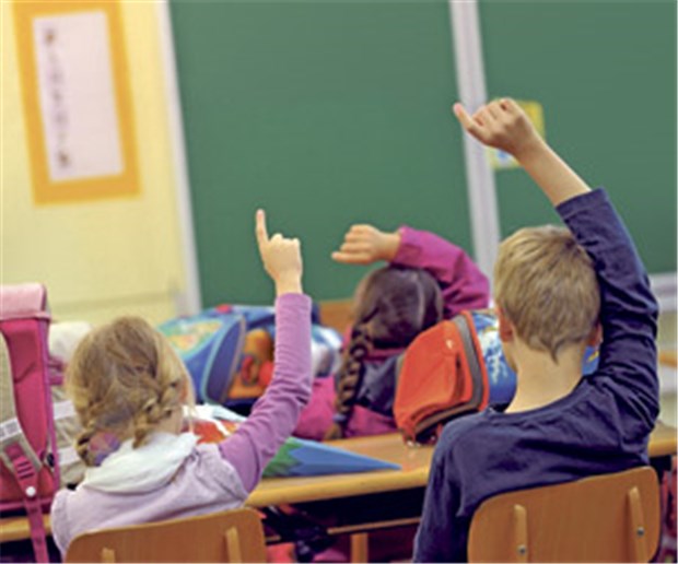 Bestnoten für Bayerns Grundschüler Finger hoch, wer die Antwort kennt: Schüler in der Grundschule.
