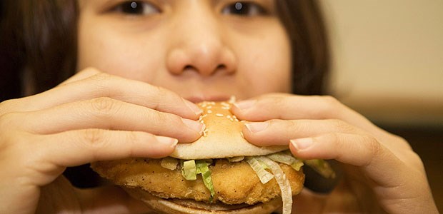 Ein Programm für dicke Kinder Finger weg von Fastfood: Im Ernährungsprogramm "Junior Marvelesse" geht es auch um gesunde Ernährung.
