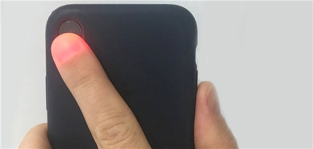 Fingerkuppe verrät Stresslevel des Nutzers Fingerkuppe auf die Lichtquelle – dann kann die Untersuchung beginnen: Die Kamera registriert Veränderungen in den Kapillaren.