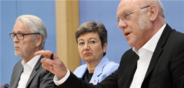 Ulrich Schneider (Paritätischer Wohlfahrtsverband), Sylvia Bühler (ver.di) und Dr. Manfred Stegger (Pflegeschutzbund) am Donnerstag bei der Bundespressekonferenz.