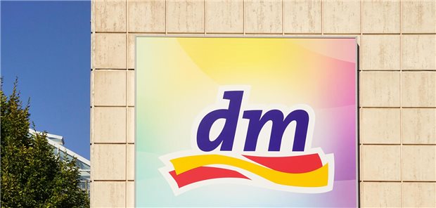 Firmenlogo an Plattenbaufassade.
