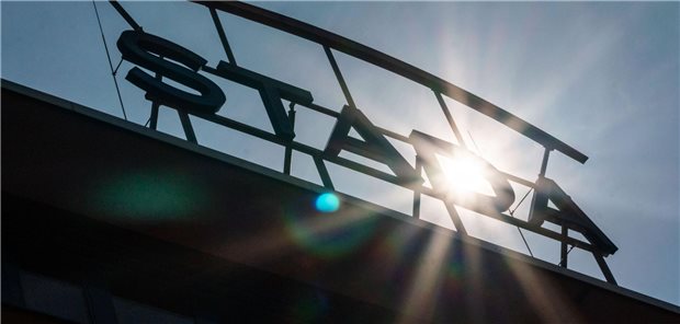 Pharmakonzern Stada strebt offenbar zurück an die Börse Firmenlogo von Stada an einem der Gebäude am Firmensitz des Arzneimittelherstellers in Bad Vilbel.
