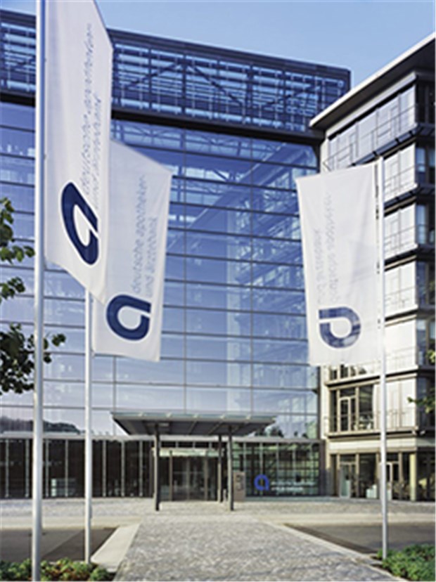apoBank trennt sich von zwei Vorständen Firmenzentrale der apoBank in Düsseldorf: Die Genossenschaftsbank hat sich von zwei Vorstandsmitgliedern getrennt.