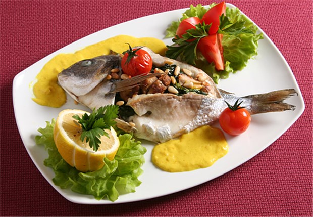 Anti-Alzheimer-Diät: Fisch, Nüsse, Obst, Salat Fisch gefüllt mit Nüssen und dazu Salat.