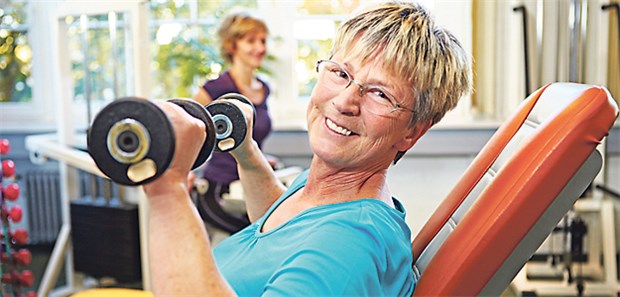 Fit im Alter: Ärzte können Patienten beim gezielten Training auf IGeL-Basis zur Seite stehen.
