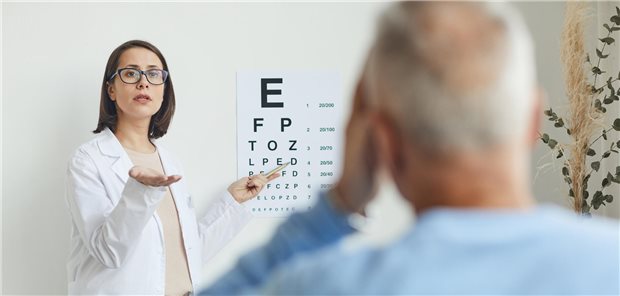 EU schreibt keine Gesundheitstests für ältere Autofahrer vor Mann beim Sehtest, während eine Frau auf Buchstaben auf einer Tafel hinweist.