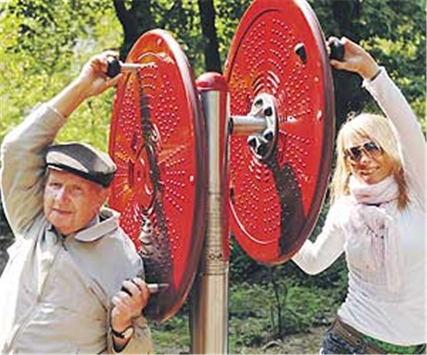 Ein Fitnessparcours für ältere Menschen Fitnessparcours im Hanauer Schlossgarten. Er fördert Beweglichkeit und Koordination und kann zur Begegnungsstätte werden.
