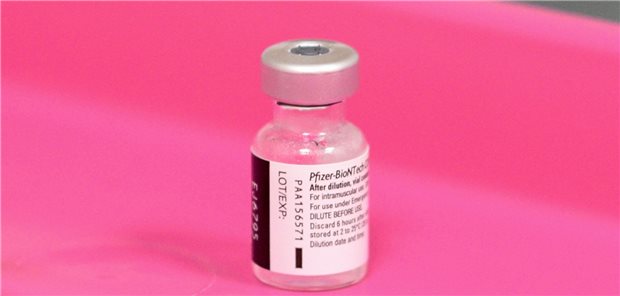 EMA empfiehlt sechste Dosis für Comirnaty Fläschchen der Hoffnung: Comirnaty. Jetzt dürfen offiziell sechs Impfdosen entnommen werden – mit dem korrekten Impfbesteck.