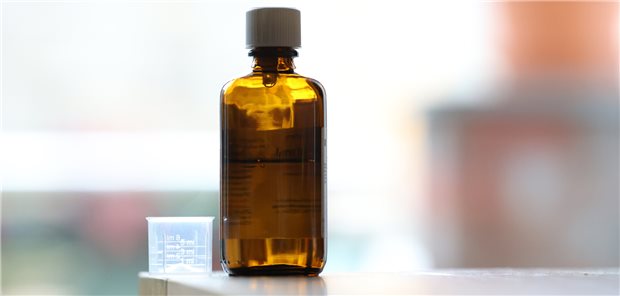 Bundestag verabschiedet Gesetz gegen Lieferengpässe bei Arzneimitteln Fläschchen mit Fiebersaft: Um Lieferengpässe bei Medikamenten rechtzeitig zu erkennen, soll das BfArM ein Frühwarnsystem einrichten.