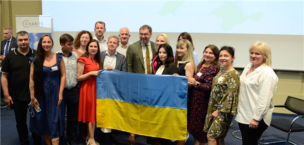 Initiativen für den Wiederaufbau des ukrainischen Gesundheitssystems Flagge zeigen für die Ukraine: Bei der ersten Konferenz zur Gesundheitspartnerschaft präsentierten sich viele Projekte und Initiativen.