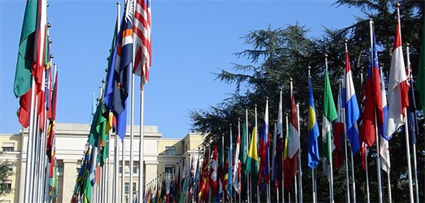 Neue Millenniumsziele im Blick Flaggen vor dem Haus der Vereinten Nationen in Genf.