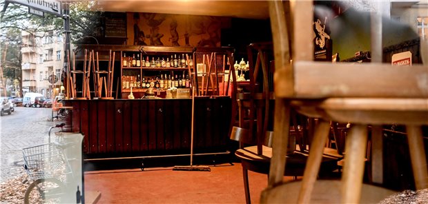 Grüne fordern klare Corona-Regeln – und mehr Kneipe und Kultur Flasche leer: Bars und Kneipen sind nach wie vor zu, den Grünen zufolge sollten sie in wenig von Corona betroffenen Regionen wieder öffnen können.