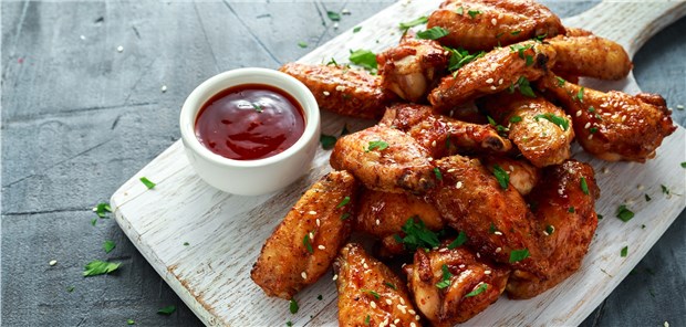 Beyond Meat und KFC entwickeln fleischlose Chicken Wings (Fleischhaltige) Chicken Wings mit Sesam und Sweet Chili-Soße: Beyond Meat wagt sich nun an Hähnchenfleisch, nachdem sie Rindfleisch schon fleischlos imitiert haben.