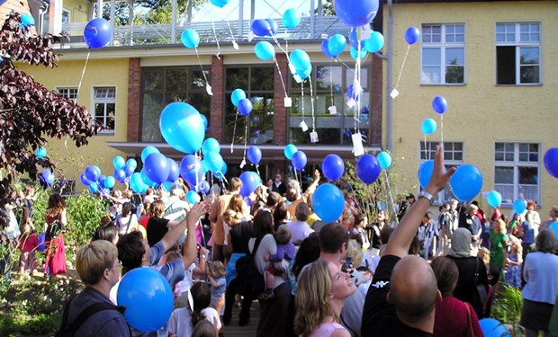 Ein Hort für schwerstkranke Kinder Flieg, Luftballon, flieg! Ein Fest vor dem Berliner Kinderhospiz Sonnenhof.