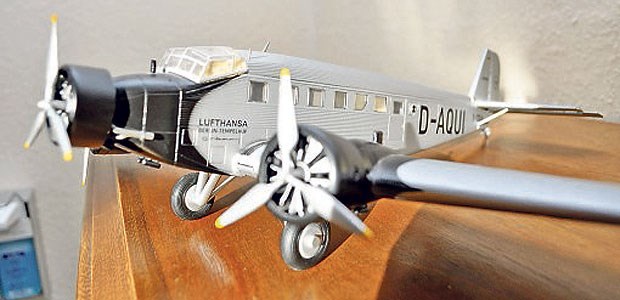 Allgemeinärztin mit Fliegerleidenschaft Flieger-Nostalgie pur: Das Modell der legendären Ju 52 steht in Bad Segeberg in der Praxis der Allgemeinmedizinerin Patricia Jung.