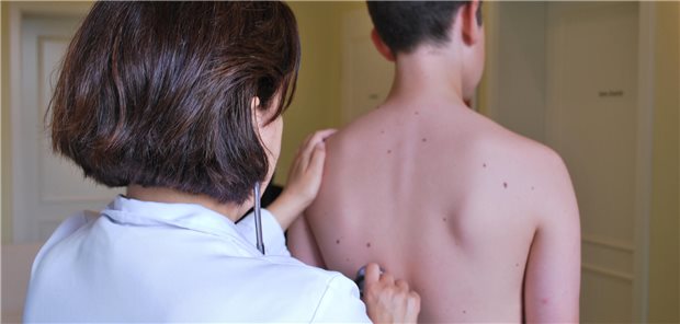 Ärztin untersucht einen Jugendlichen