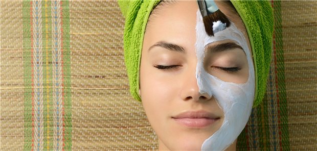 Frauengesicht mit halbseitiger Gesichtsmaske