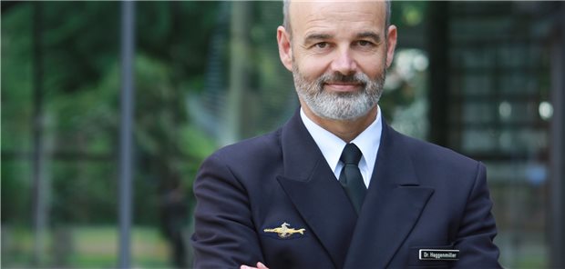 Mit Biotechnologie zum Super-Soldaten? Flottillenarzt Dr. Christian Haggenmiller warnt vor einem möglicherweise ungehemmten Einsatz von Biotechnologie für die Leistungssteigerung künftiger Soldaten.