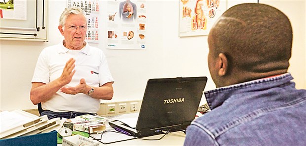 Kommunen blockieren Gesundheitskarte Flüchtling zur Behandlung in einer Arztpraxis. Mit der Gesundheitskarte wird es für Ärzte einfacher, die Behandlung von Flüchtlingen abzurechnen. In Brandenburg dauert die flächendeckende Einführung nun aber länger als gedacht.