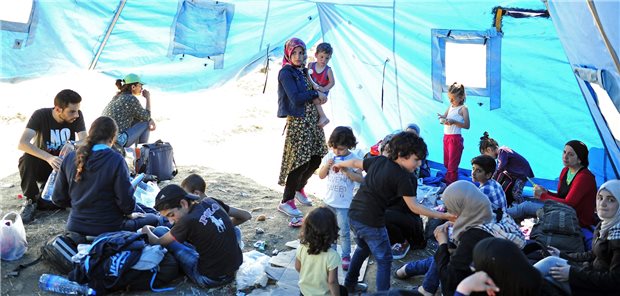 Flüchtlinge an der Grenze zwischen Griechenland und Mazedonien: Eine bis zu 40 Wochen andauernde Unterbringung in geschlossenen oder faktisch geschlossenen Einrichtungen in Screening- oder Grenzverfahren entspricht niemals dem Kindeswohl, warnen Ärzte und Vertreter anderer berufspolitischer Organisationen.
