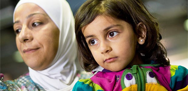 Keine Versorgung bei Traumata? Flüchtlinge aus Syrien kommen in Hannover an. Wenn Flüchtlinge an einer Posttraumatischen Belastungsstörung leiden, haben sie oft keinen Zugang zur Regelversorgung in Deutschland.