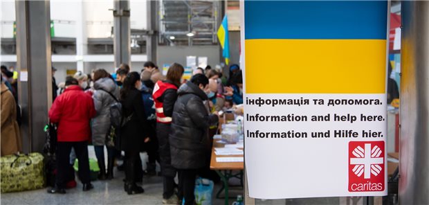 Flüchtlinge aus der Ukraine werden nach ihrer Ankunft am Hauptbahnhof in München von Mitarbeitern der Caritas empfangen. Die Vertreter der KV Bayerns diskutierten in ihrer Sitzung die anstehenden Herausforderungen der Versorgung dieser Menschen.