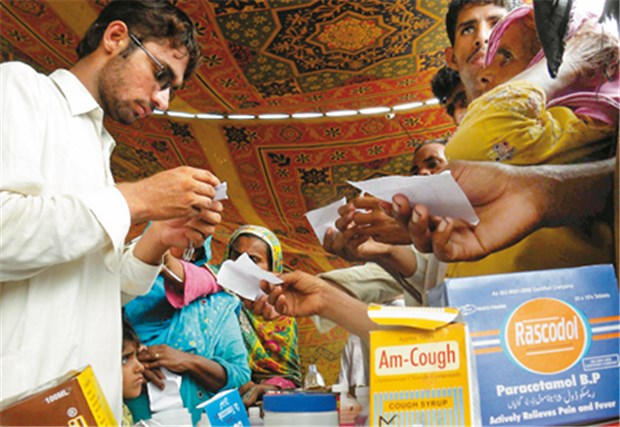 Pakistan: Mobile Ärzte-Teams helfen in entlegenen Regionen Flüchtlinge in einem Camp in Pakistan erhalten Medikamente.