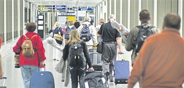 Wie gelingt Infektionsschutz? Fluggäste am Frankfurter Flughafen. Eine Strategie, mit der Flughäfen dem Infektionsrisiko begegnen können, wird gerade erarbeitet.