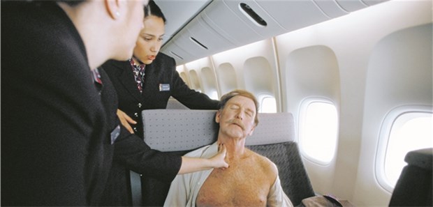 Wer darf nicht in den Flieger? Flugreise bei ausgeprägter pulmonaler Hypertonie – da kann es zum akuten Rechtsherzversagen kommen.