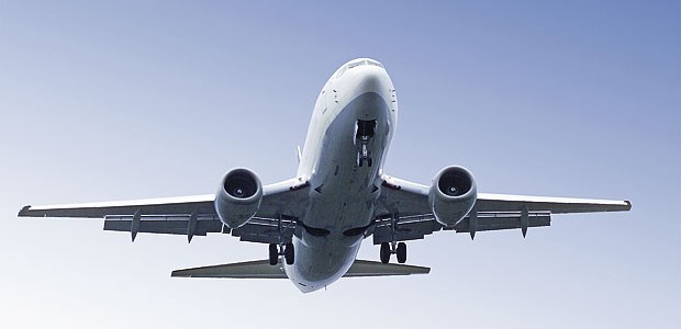 Zum Frühstück besonders lauter Fluglärm Flugzeug am Himmel: Über den Wolken unendliche Freiheit. Aber beim Starten oder Landen einsteht oft Lärm, der auch die Gesundheit der Anwohner beeinträchtigen kann.