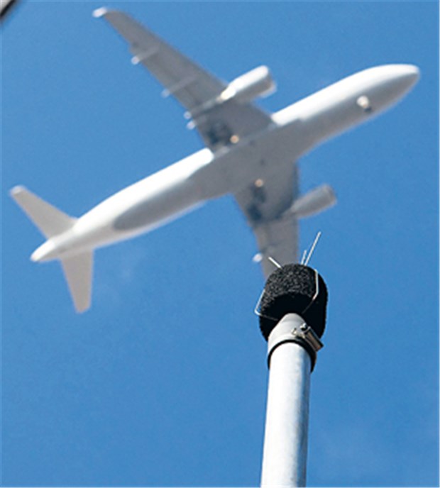 Fluglärmgegner kämpfen für ihre Gesundheit Flugzeug im Anflug auf Frankfurt, ein Mikro hilft bei der Lärmmessung.