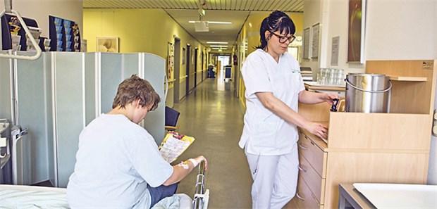 Grippewelle halb so wild Flurbett statt Krankenzimmer: Im Klinikum Braunschweig wurde diese Patientin provisorisch neben dem Kaffeeautomaten untergebracht. In Nordrhein-Westfalen ist die Lage in den Kliniken jedoch entspannter.