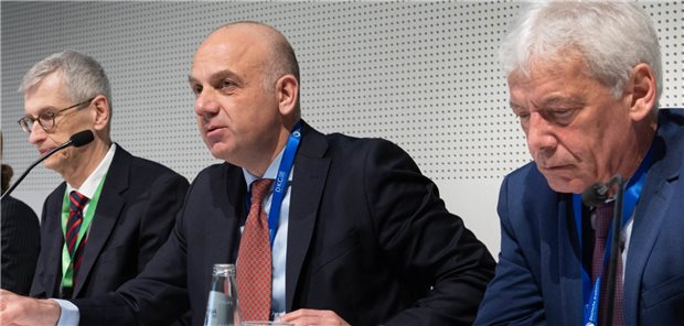 Krebskongress gestartet: Viele Schnittstellen, viel Handlungsbedarf Fokussiert auf Schnittstellen in der Krebsmedizin: Professor Michael Ghadimi (Mitte), der Präsident des DKK 2022, bei der Auftakt-Pressekonferenz zum Kongress. Mit auf dem Podium (v. li.): DKG-Präsident Professor Thomas Seufferlein sowie Gerd Nettekoven, der Vorsitzende der Deutschen Krebshilfe.